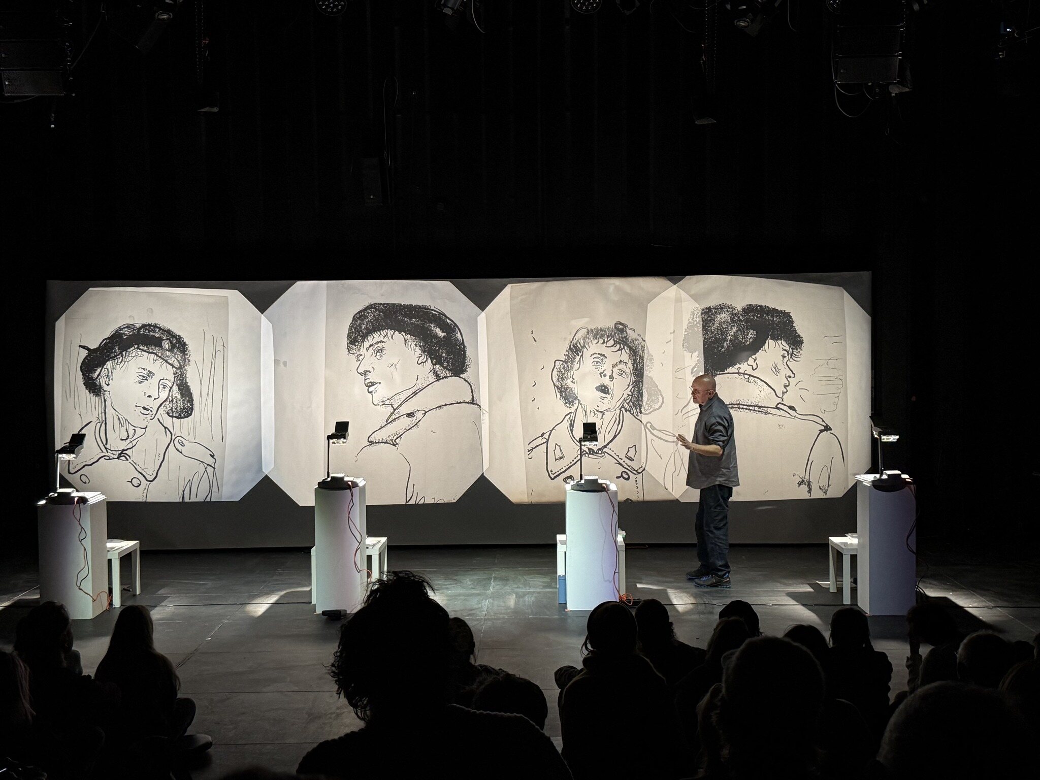 Bogdan Achimescu podczas performansu w Teatrze KTO