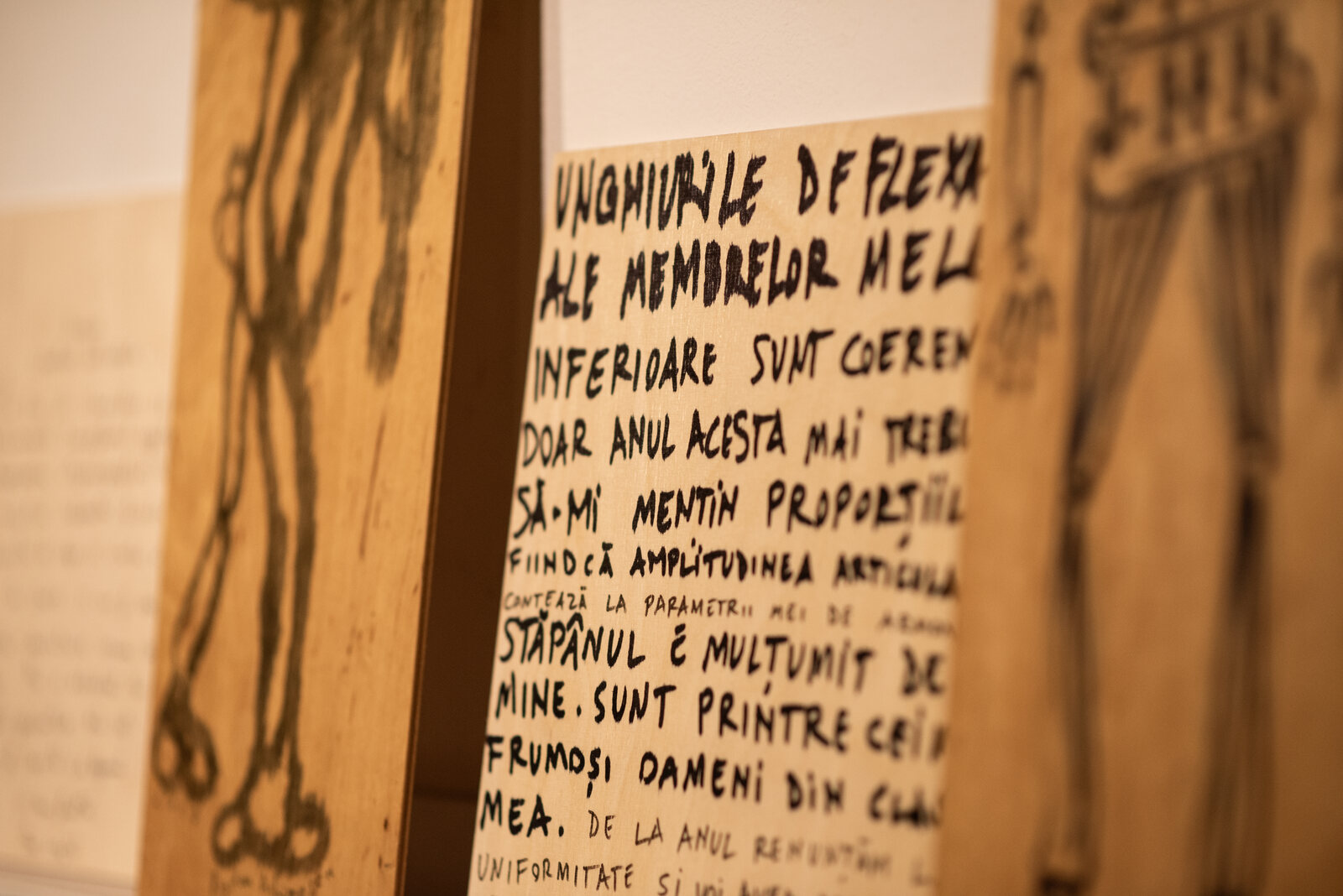 Fragment hybrydowej postaci narysowanej na wąskiej deseczce