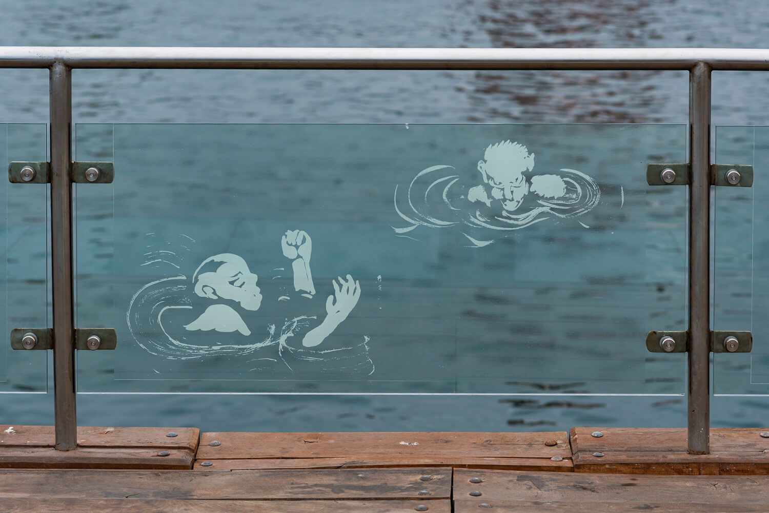Rysunek postaci na balustradzie mola